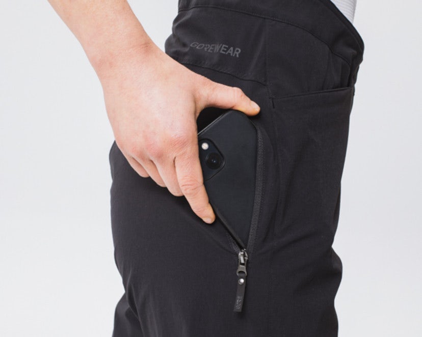 Zippered smartphone pocket